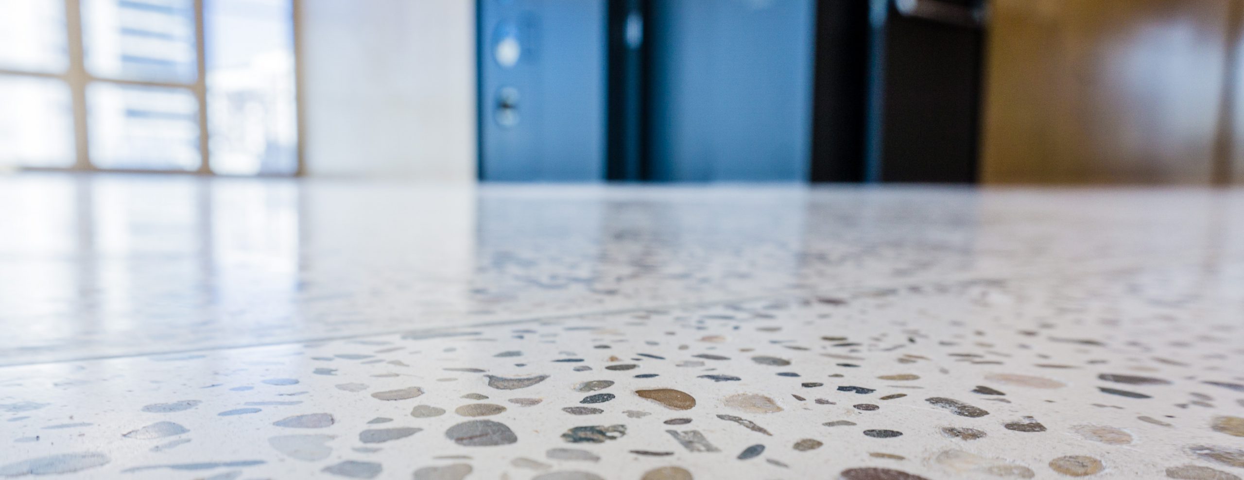 Fotografia de detalle de Pavimento terrazo continuo colegio Aleman Valencia - ProtecVal Pavimentos